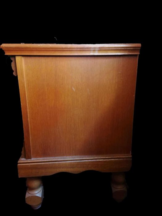 Comodă din lemn masiv decorată cu motive sculptate