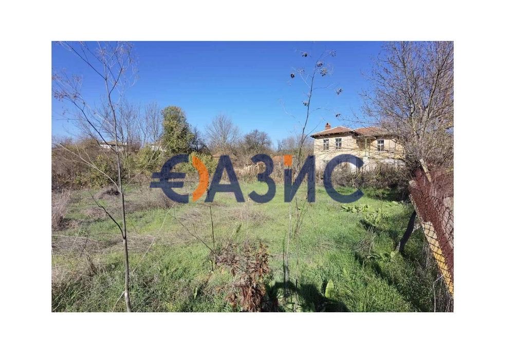 Двуетажна къща от 138 м2 с голям парцел от 1 027 м2 в центъра на С.