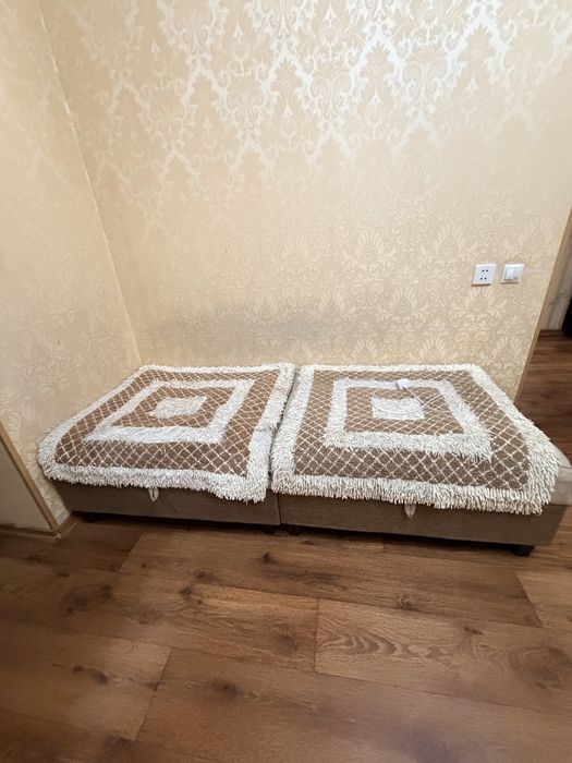 Комплект диван и два больших пуфика . Верх открывантся .
