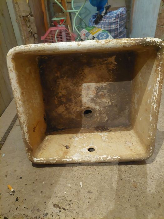 Чогунена мивка със сифон