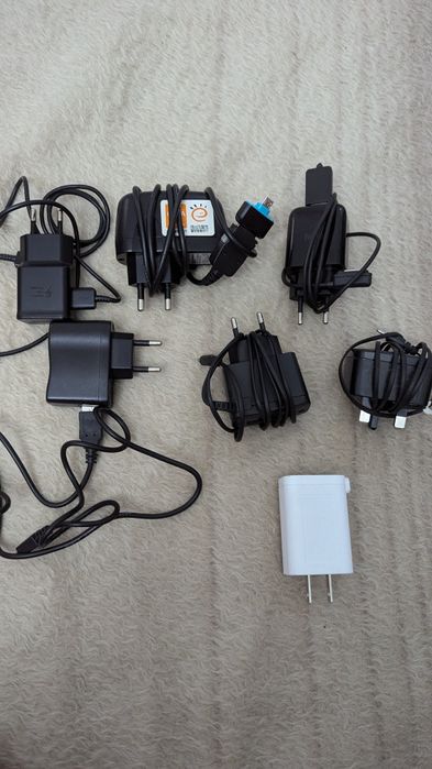 Продам несколько зарядок для мобильных телефонов