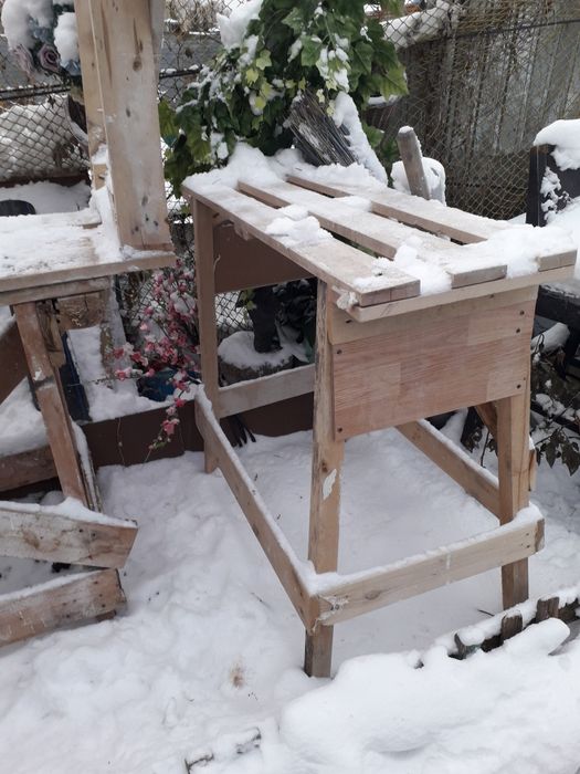 Строительные леса и стулья.