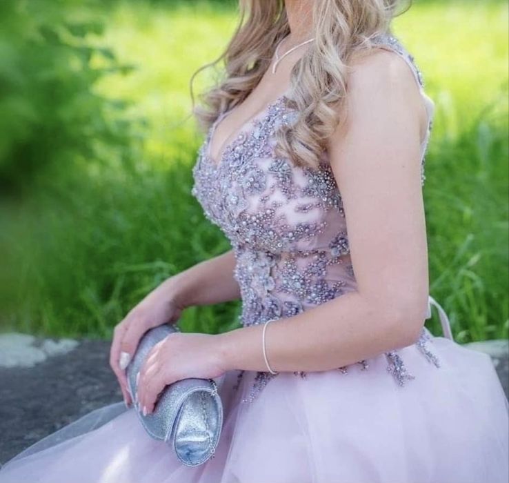 Розова бална рокля