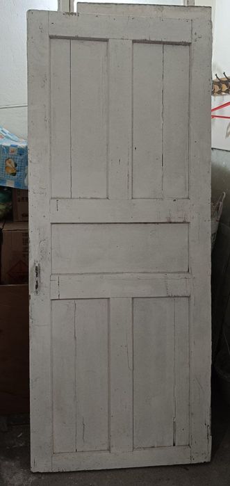 Двери,рамы оконные деревянные.