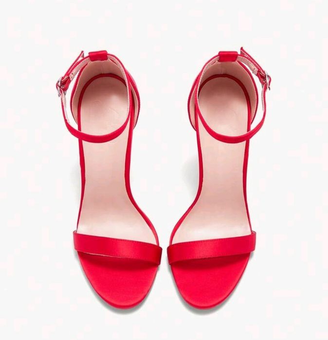 Зашеметяващ комплект рокля обувки обици и колие с роза