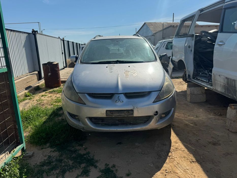 Mitsubishi Grandis 2005 года. Битый, авторазбор по запчастям