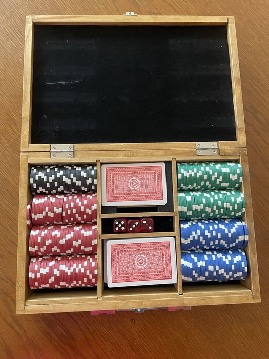 Joc poker in cutie din lemn