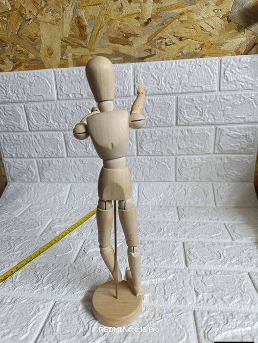 Стар дървен манекен