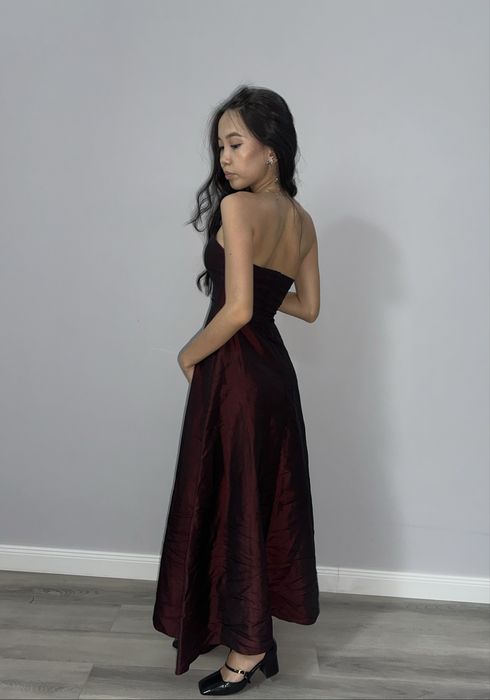 Вечернее бордовое платье