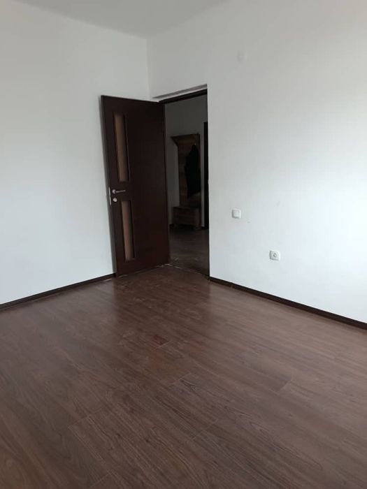 Peshku tumani markazida yangi qurilgan kvartira sotiladi