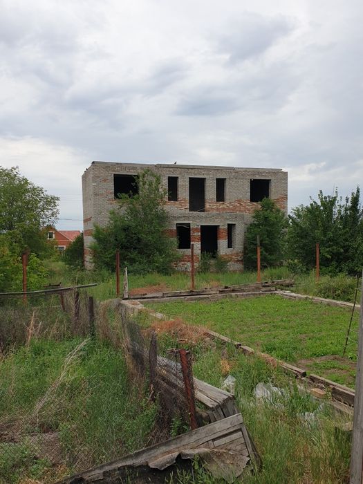 Продам участок с недостроенным домо