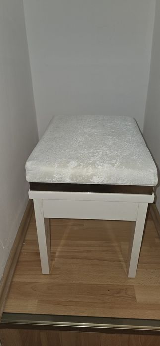 Măsuță de machiaj cu sertar si scaun...URGENT