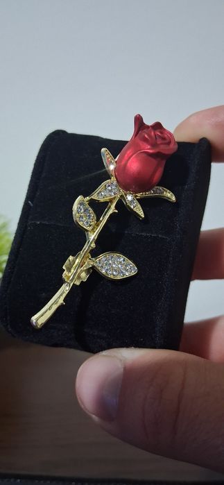 Rose shaped brooch