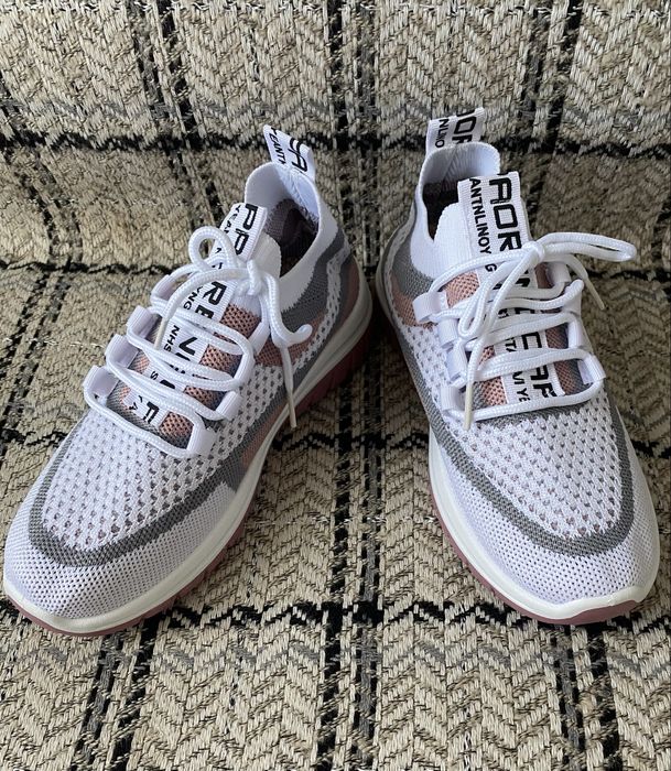 Продам новые кроссовки