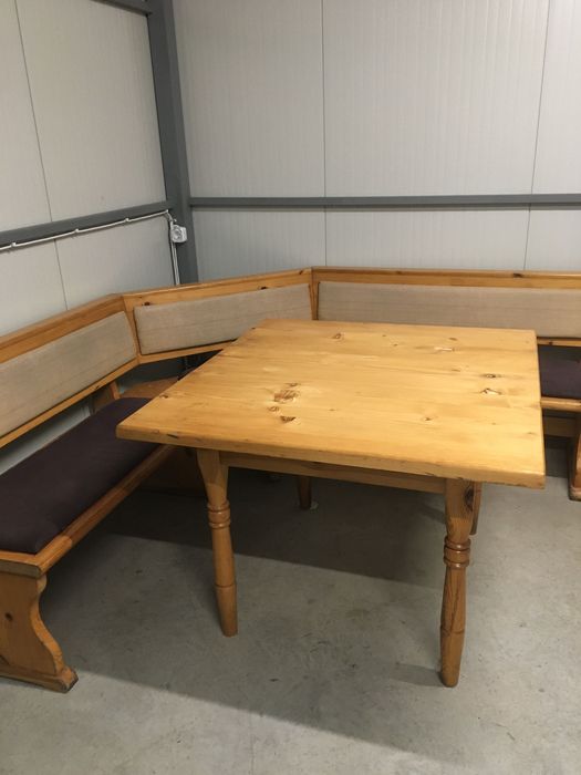 Дървени пейки с маса