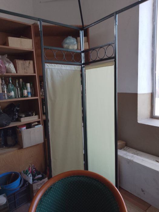Градинска шатра с размери квадрат, 3/3м. Нова с нежен декор и цвят. Носещата конструкция е метална. Покривалото не пропуска  дъжд.