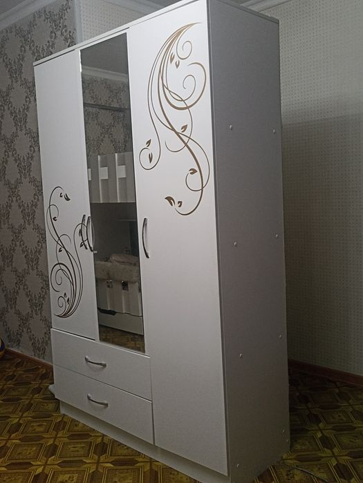 Шкаф с зеркалом .