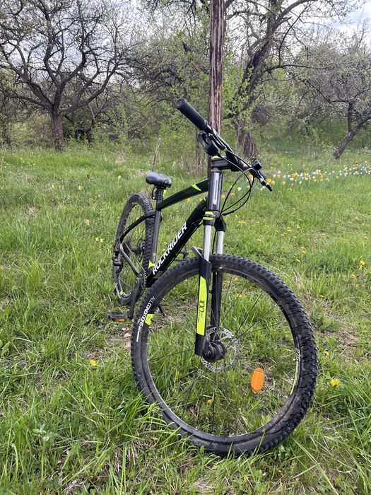 Rockrider ST 530 de culoare neagră, cu accente verzi.