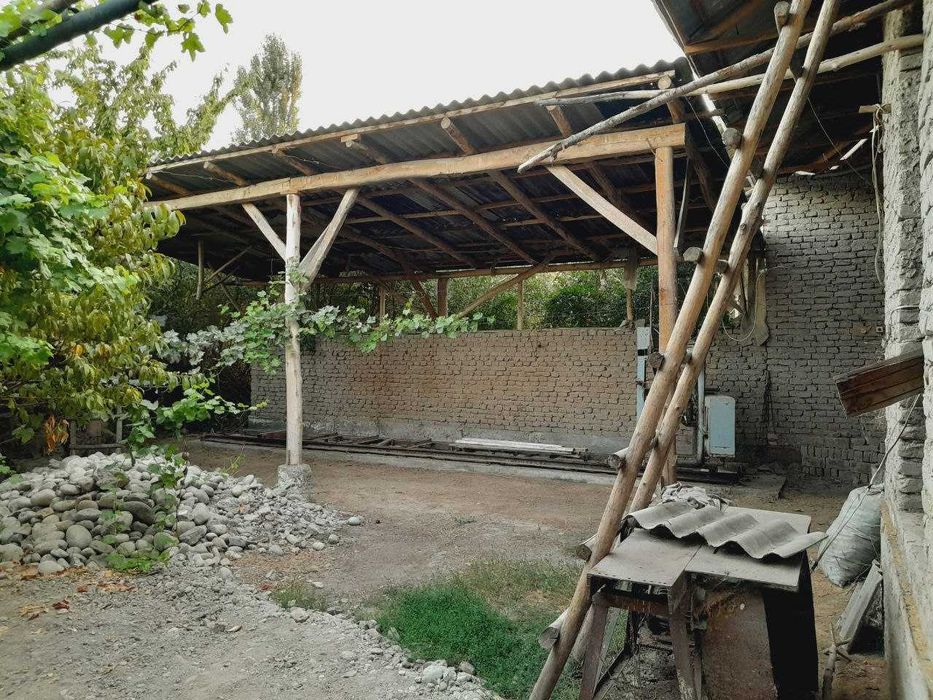 10 sotixli hovli uy bog'i bilan sotiladi