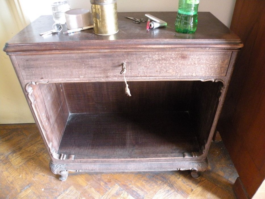 Piese Mobililer vechi Masa Mese Comoda Lemn Masiv Bufet Sertare Usi vintage Vitrina Vitrine Sticla Retro