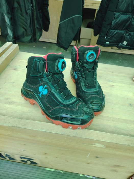 Vînd bocanci  bărbați protectia Engelber Strauss mărimea 43 !