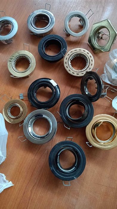 Spoturi tavan metalice diferite forme, culori