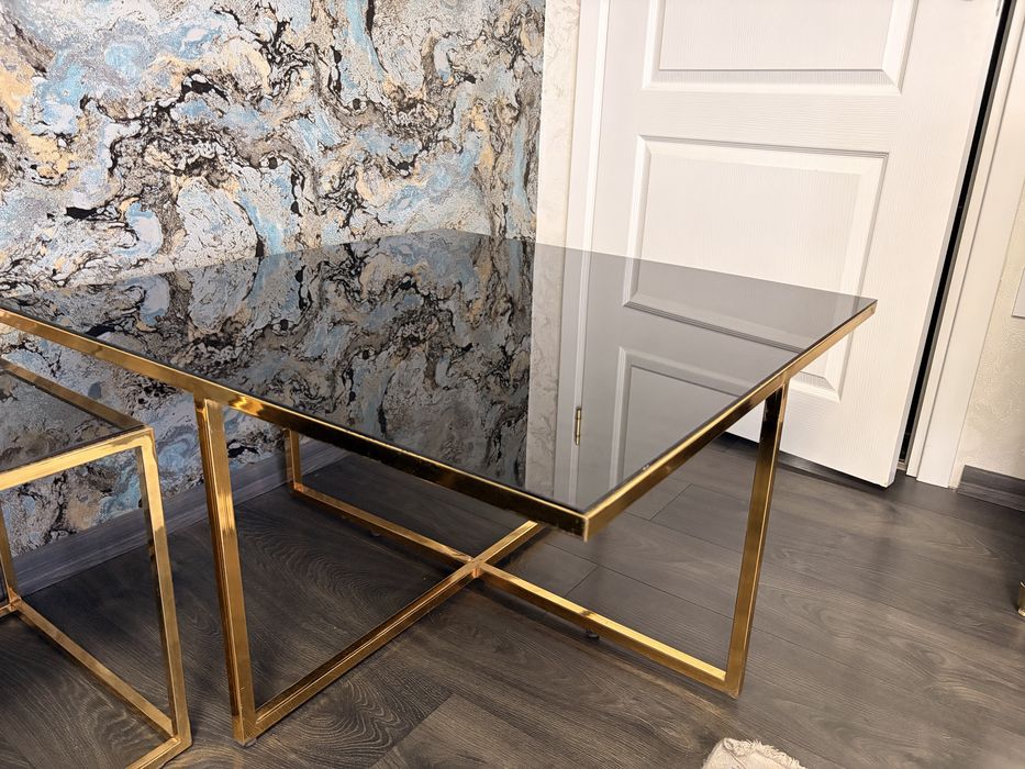 Masă living cu 3 scaune, structură metal auriu, blat sticlă, 90x90x30 cm