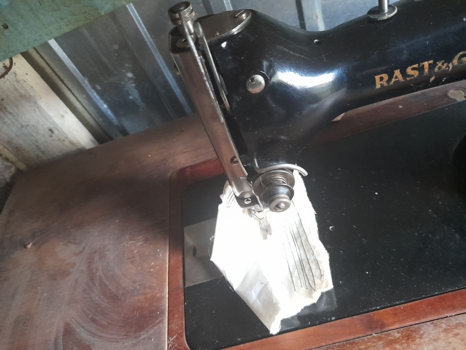 Vind mașina de cusut antica