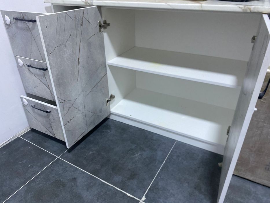 Кухонный шкаф и стол