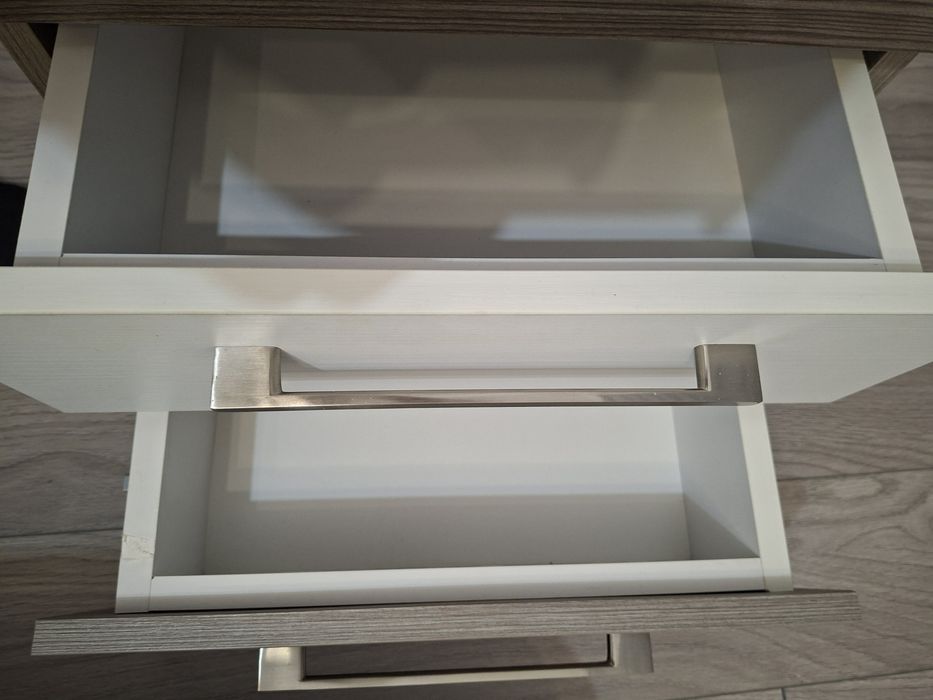 Super pret vanzare BIROU si NOPTIERA in ton, foarte putin utilizate,