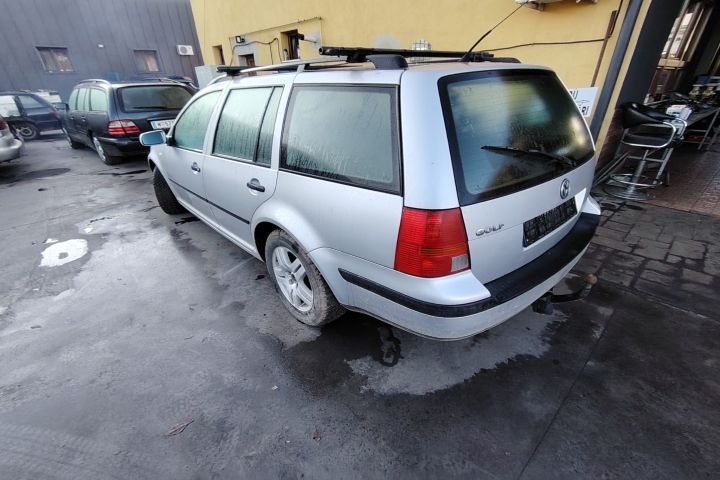 Bara fata Volkswagen VW Golf 2001 1.6 MT (105 hp)