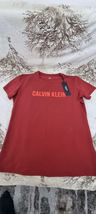 Vând tricouri și cămăși de firma