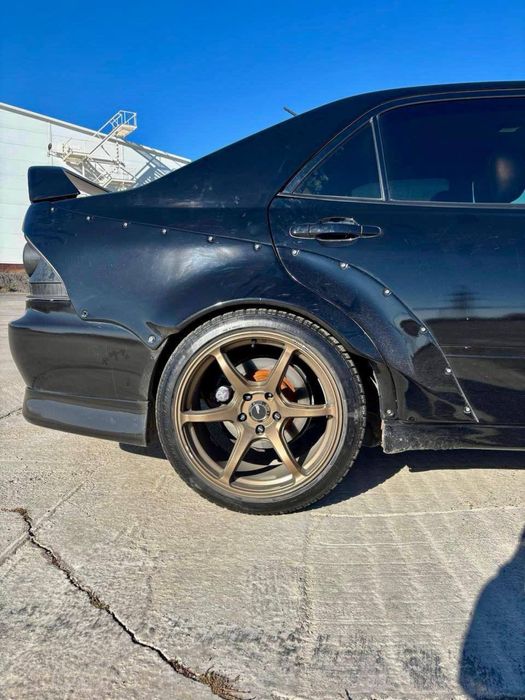 Автомобиль Lexus IS 200