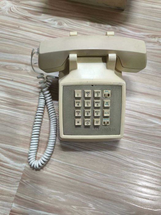 Городской кнопочный телефон