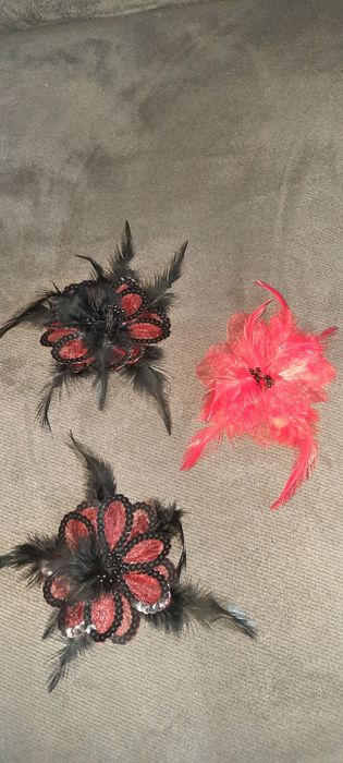 Брошки червени и черни цветя