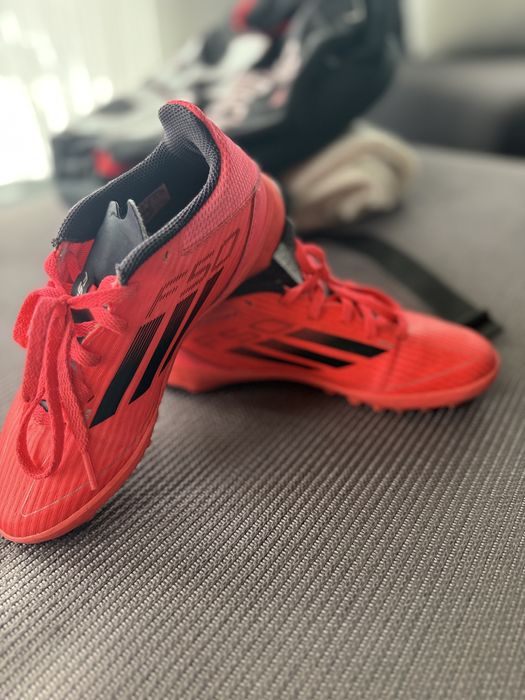 Футболни маратонки за изкуствена трева