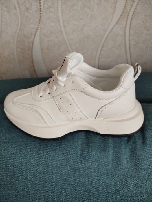 Продам кроссовки