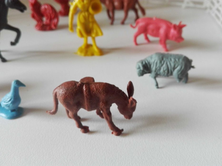 Пластмасови играчки - животни и моторчета.