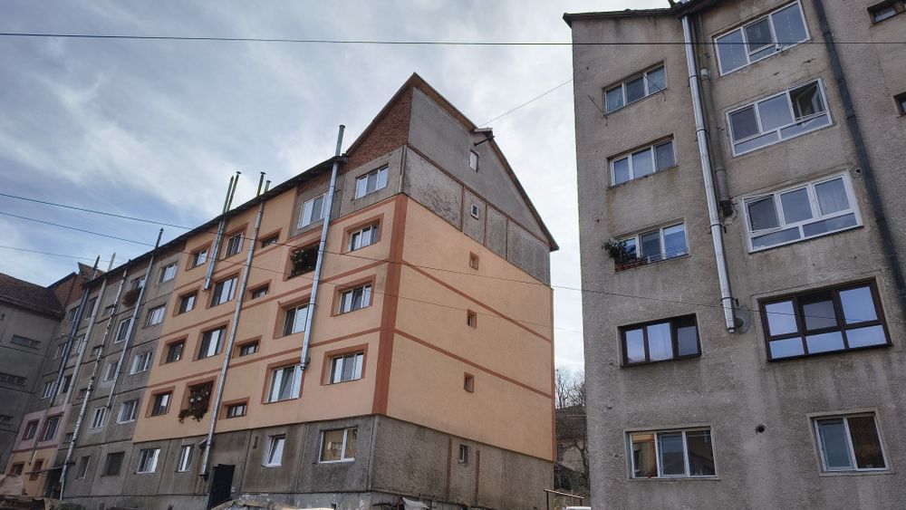 Apartament renovat și mobilat complet