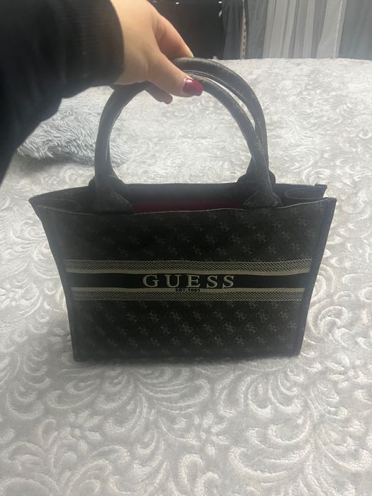 Страхотна дамска чанта на марката guess