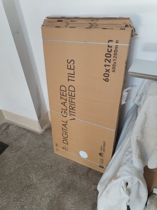 Podele laminate și 4 cuti gresie alba