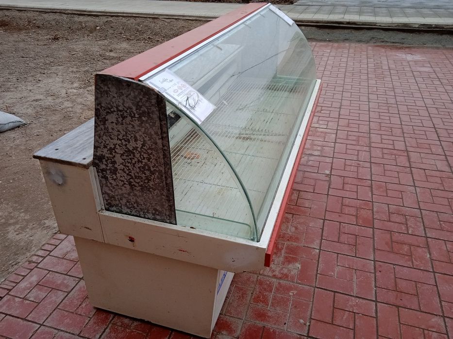 Витрина холодильник сотилади.