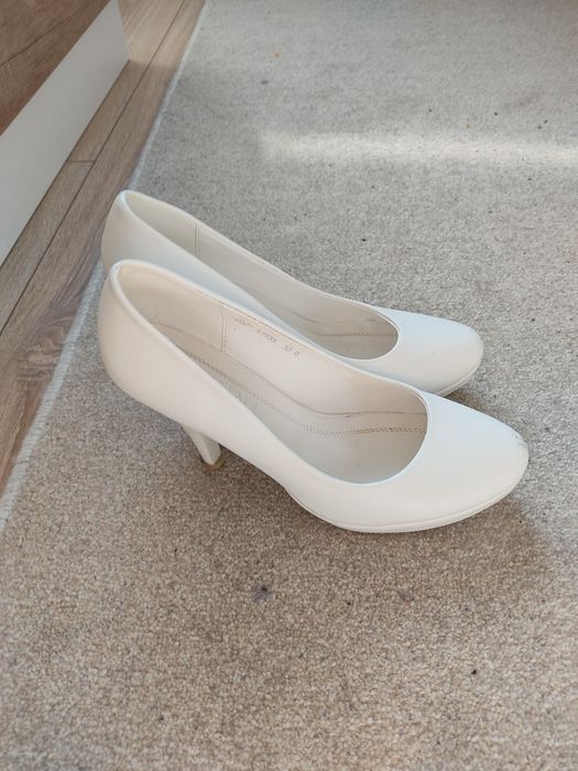 Дамски бели обувки на ток