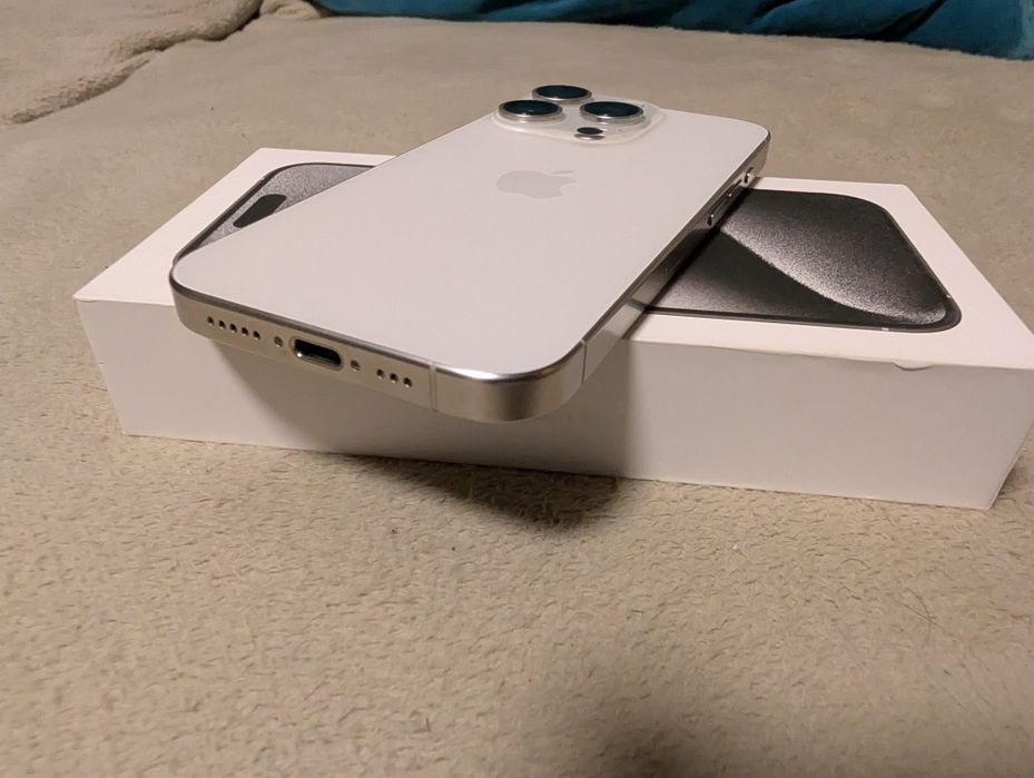 Vând schimb iPhone 15 PRO, 256 GB,  în cutie, stare foarte bună.