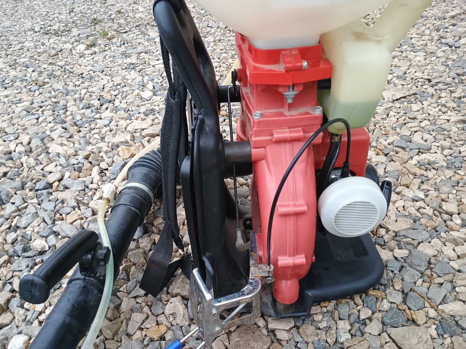 Продавам бензинова моторна пръскачка Raider RD-KMD01