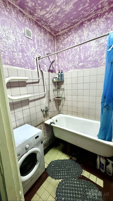 Продается соя квартира в  Юнусабаде: 2-х комнатная переделанная в 3-х.