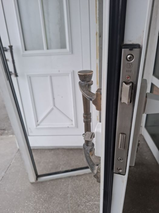 Usi exterior intrare PVC sticlă dublu termopan securizata (2 buc)