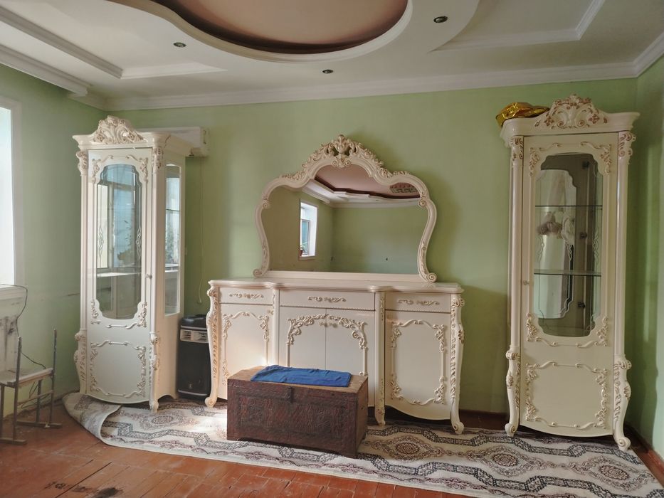 Antik uslubdagi shkafli komod va oynali vitrina to‘plami