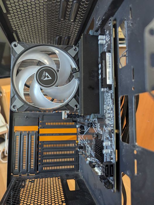 Kit PC gaming Ryzen 5 5600GT, placa de baza AM4, 32GB DDR4, cooler Thermaltake