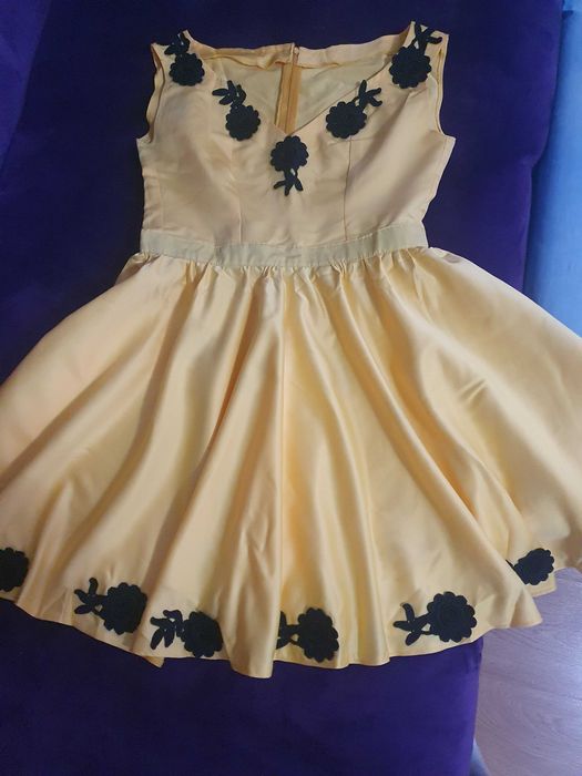 Rochie galbenă cu dantelă neagră